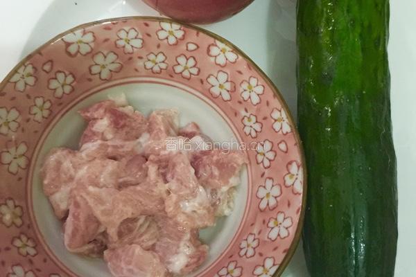 洋葱黄瓜小炒肉的做法图解1