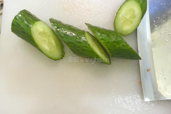 洋葱黄瓜小炒肉的做法图解2