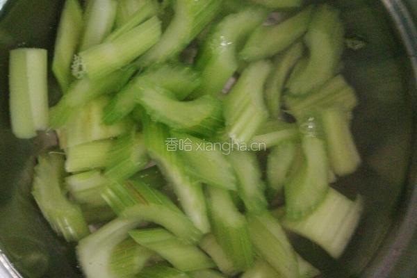 西芹炒洋葱的做法图解5