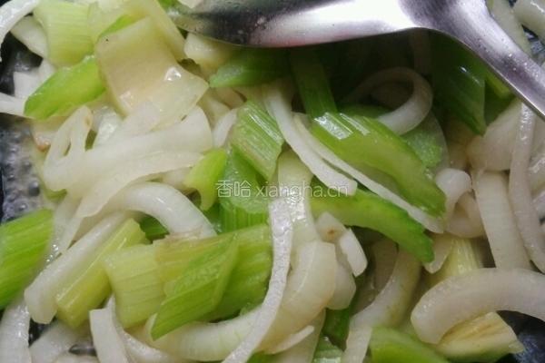 西芹炒洋葱的做法图解7