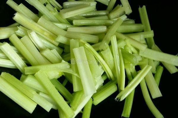 芹菜香菇炒萝卜干的做法图解6