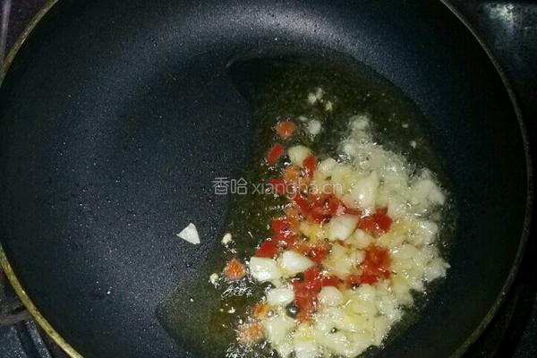 薄壳米炒韭菜梗的做法图解2