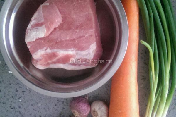 瘦肉虾仁西红柿拌面酱的做法图解1