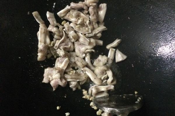 豆腐闷猪耳的做法图解1