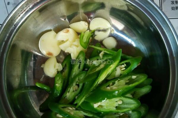 辣椒炒白蘑菇的做法图解1