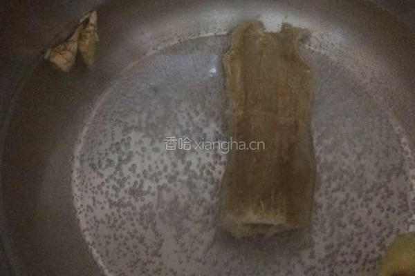 花胶石斛瘦肉汤的做法图解1