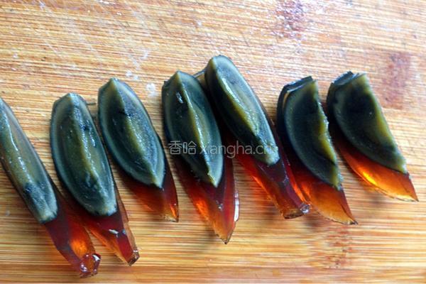 皮蛋拌豆腐的做法图解2