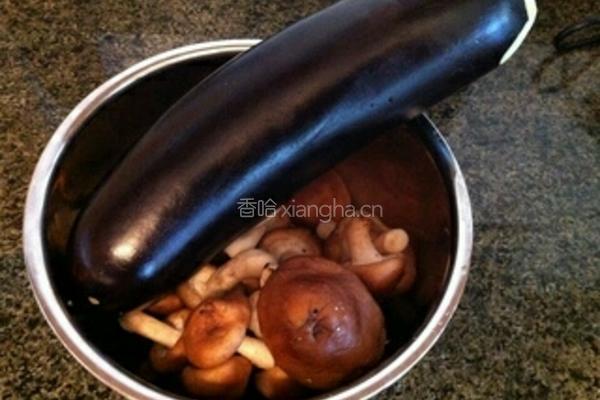 茄子素馅饺子的做法图解1