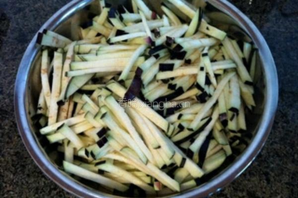 茄子素馅饺子的做法图解2