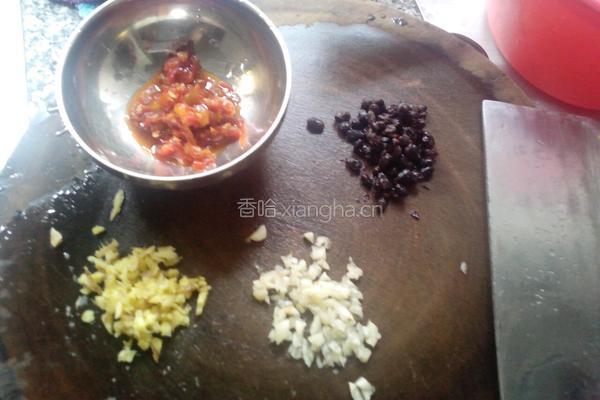 豉汁蒸小咸鱼干的做法图解2