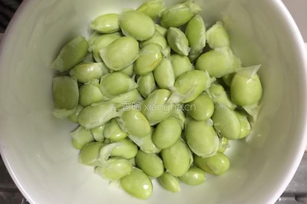 毛豆木耳炒鸡蛋的做法图解1