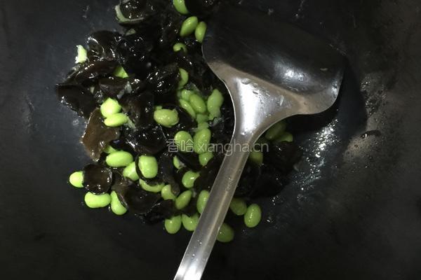 毛豆木耳炒鸡蛋的做法图解5