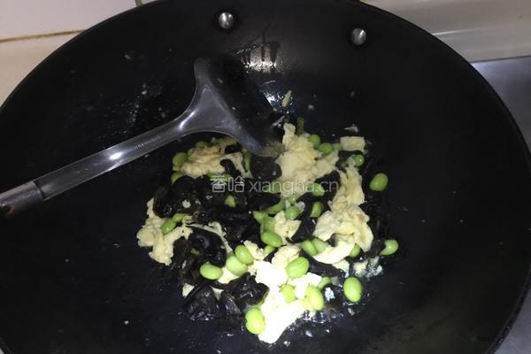 毛豆木耳炒鸡蛋的做法图解8