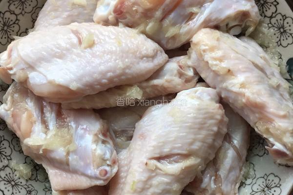 蒜香鸡翅的做法图解1