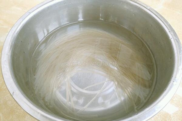 黄豆芽炒粉条的做法图解1