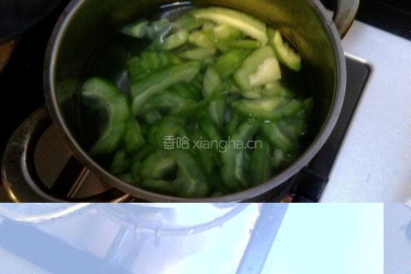 洋葱苦瓜五花肉的做法图解2