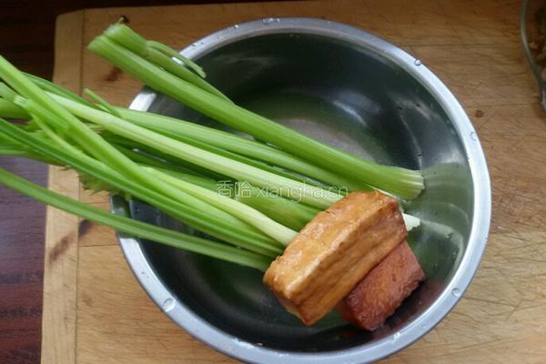 熏干芹菜的做法图解1