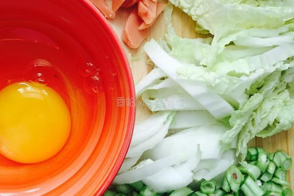 素菜鸡蛋炒面的做法图解1