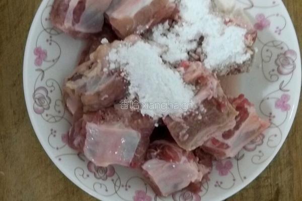 土豆炖排骨的做法图解1
