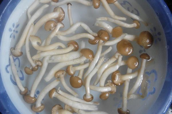 西红柿炒蟹味菇的做法图解2