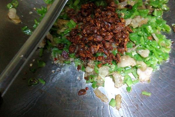 青椒炒油渣豆鼓的做法图解3