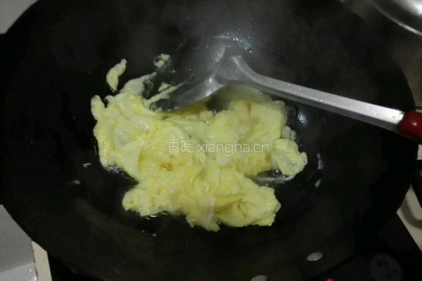 红萝卜炒鸡蛋的做法图解3