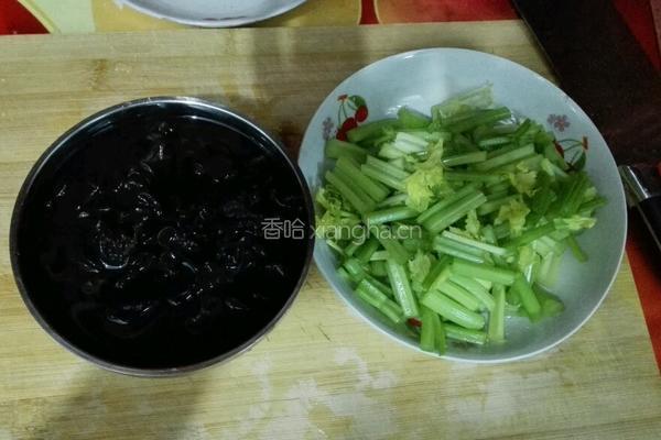 芹菜木耳肉丝的做法图解1