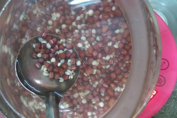 红豆薏米粥的做法图解2
