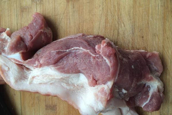 杏鲍菇炒肉的做法图解1
