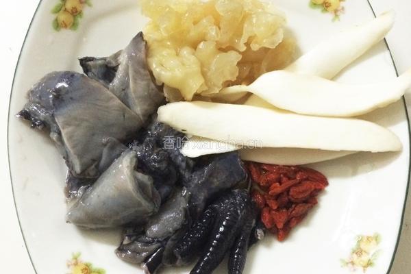 淮山枸杞炖花胶乌鸡汤的做法图解1