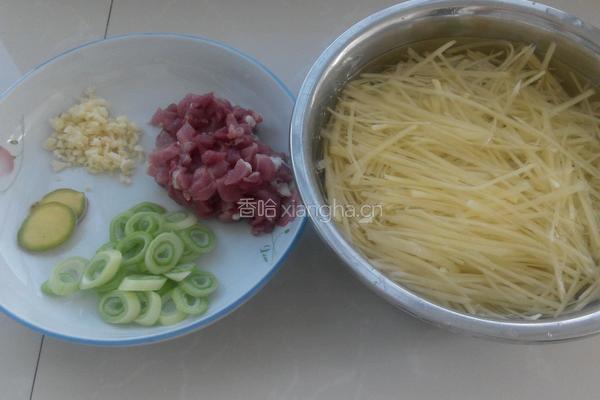 肉丁土豆丝的做法图解1