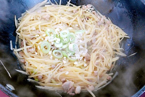 肉丁土豆丝的做法图解5