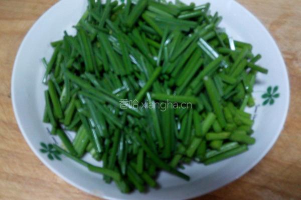 五花肉油豆皮炒韭菜苔的做法图解2