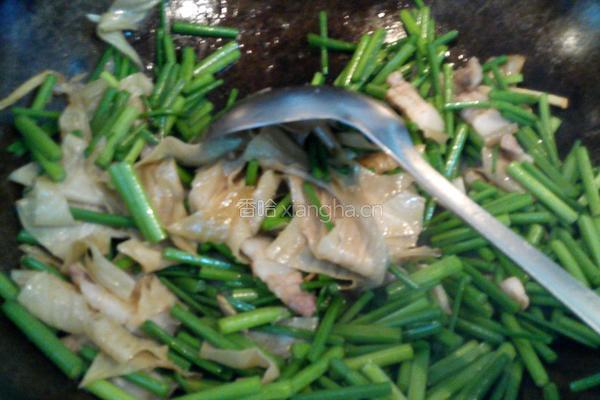 五花肉油豆皮炒韭菜苔的做法图解6