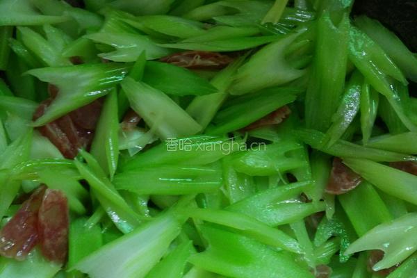 芹菜炒腊味的做法图解4