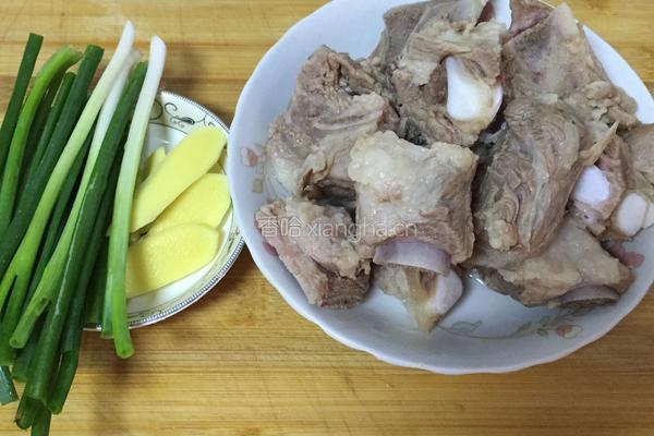 莲藕排骨汤的做法图解2