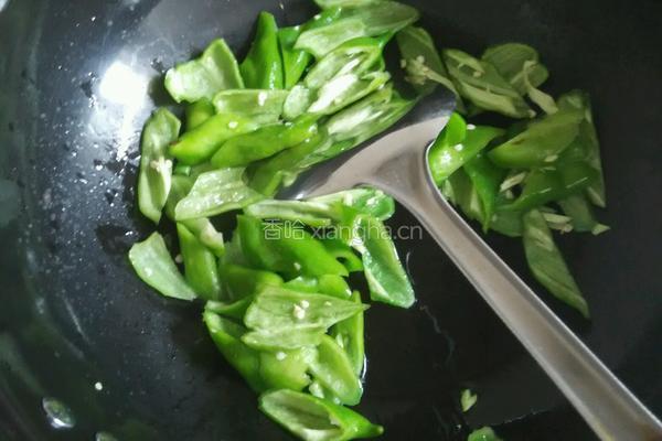 青椒炒油条的做法图解2