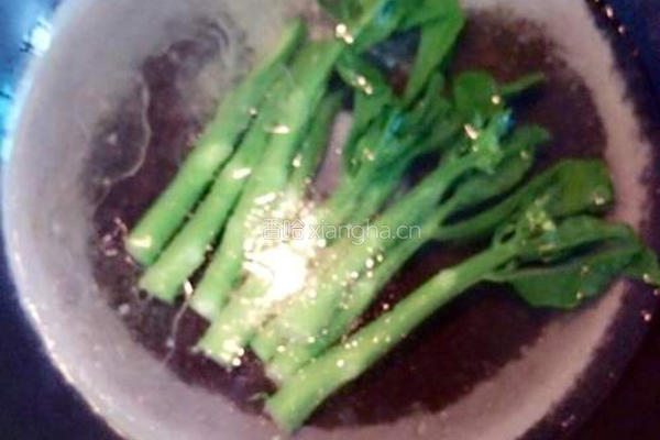 虾米炒芥兰的做法图解2