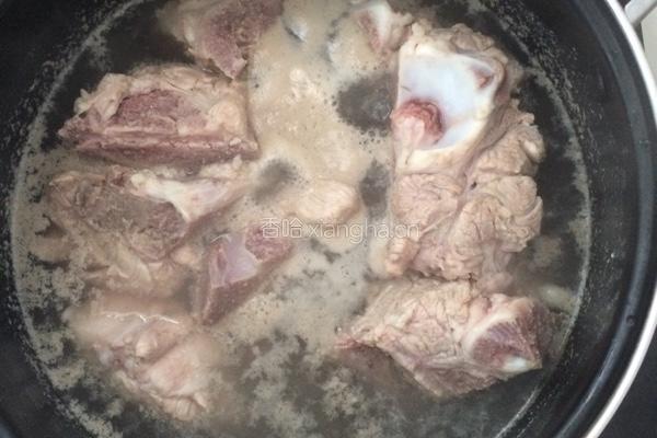 板栗玉米胡萝卜骨头汤的做法图解1