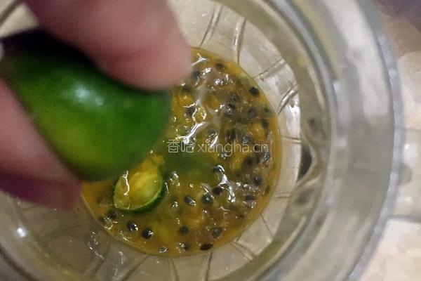 金桔百香果冰茶的做法图解3