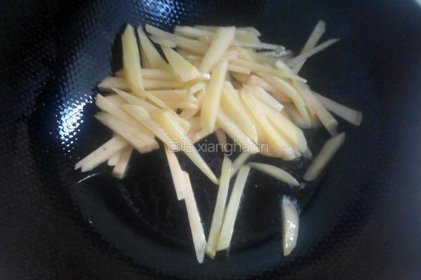 香菇炒土豆条的做法图解2