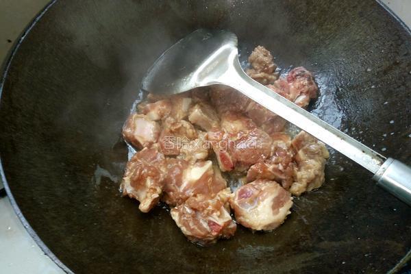 板栗香菇排骨的做法图解2