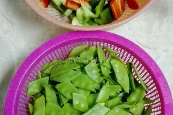 双椒炒荷兰豆的做法图解1