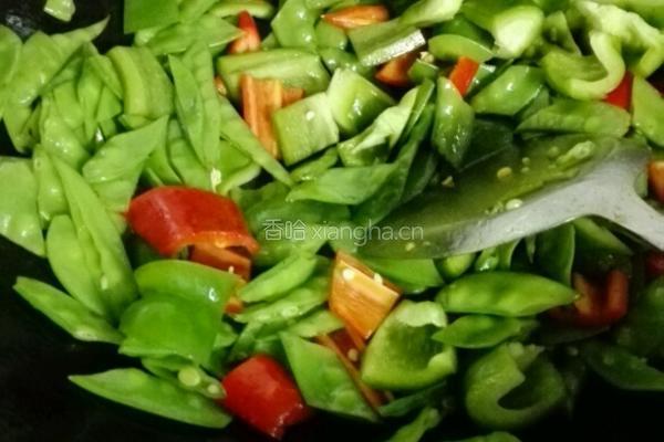 双椒炒荷兰豆的做法图解3