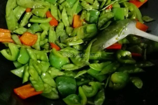 双椒炒荷兰豆的做法图解4