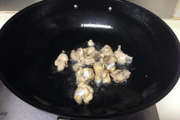 香菇土豆炖鸡腿的做法图解5