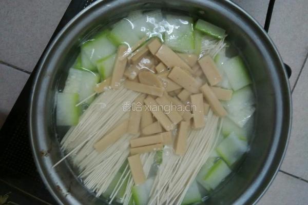 节瓜鸡蛋鸡肉肠汤面的做法图解4