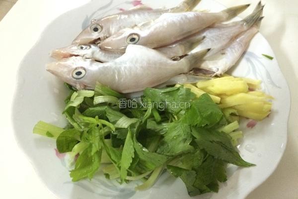 豆酱焖鱼的做法图解1