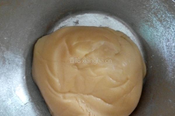 广式豆沙蛋黄月饼的做法图解3
