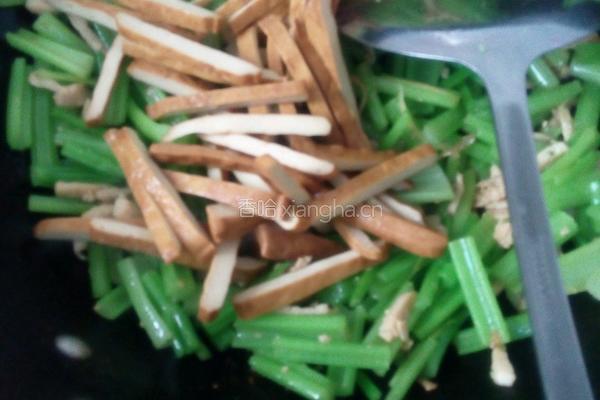 香干里脊炒芹菜的做法图解3